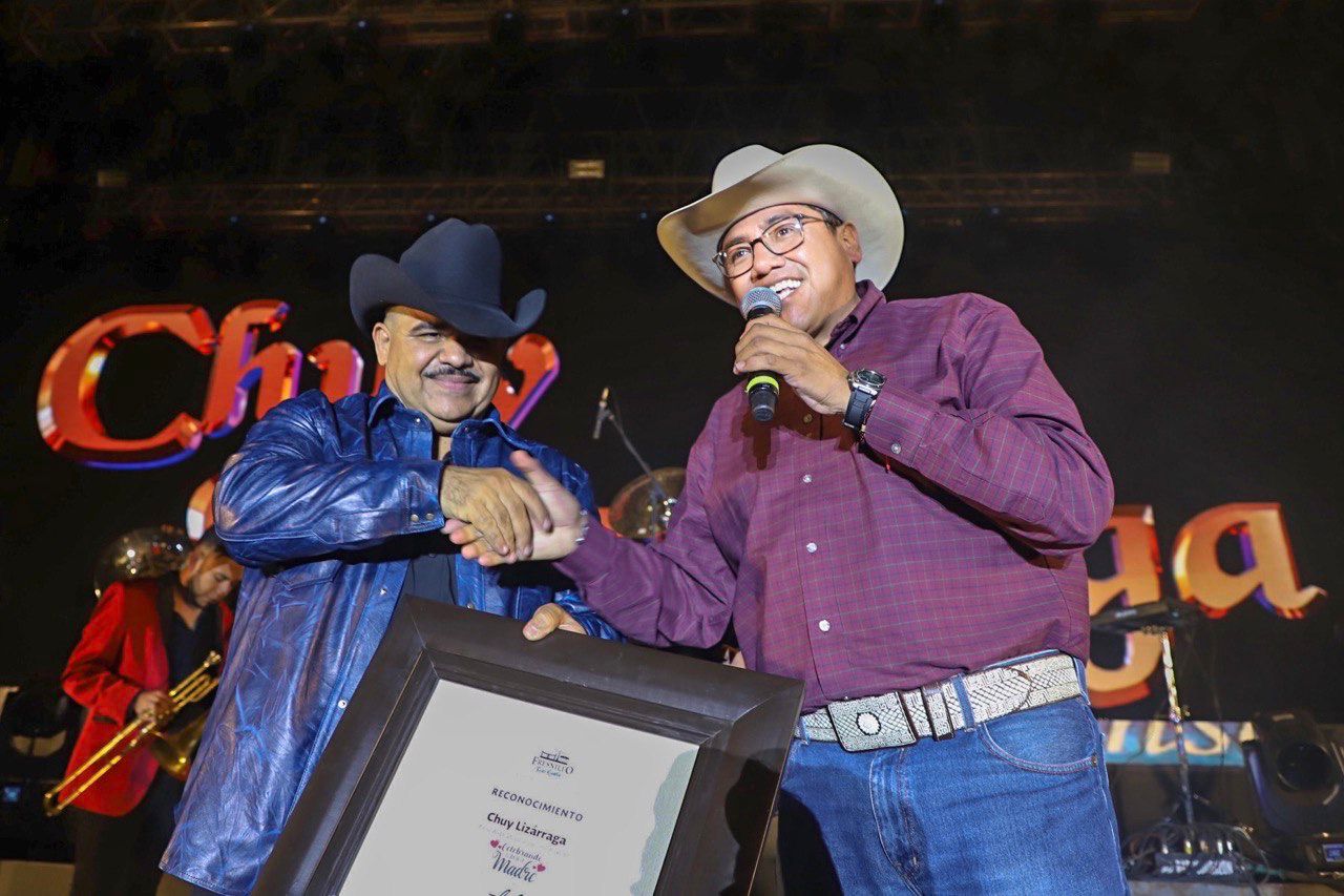 ABARROTA CHUY LIZARRAGA EL DOMO DE LA FERIA EN LA CELEBRACIÓN DEL DÍA DE LAS MADRES