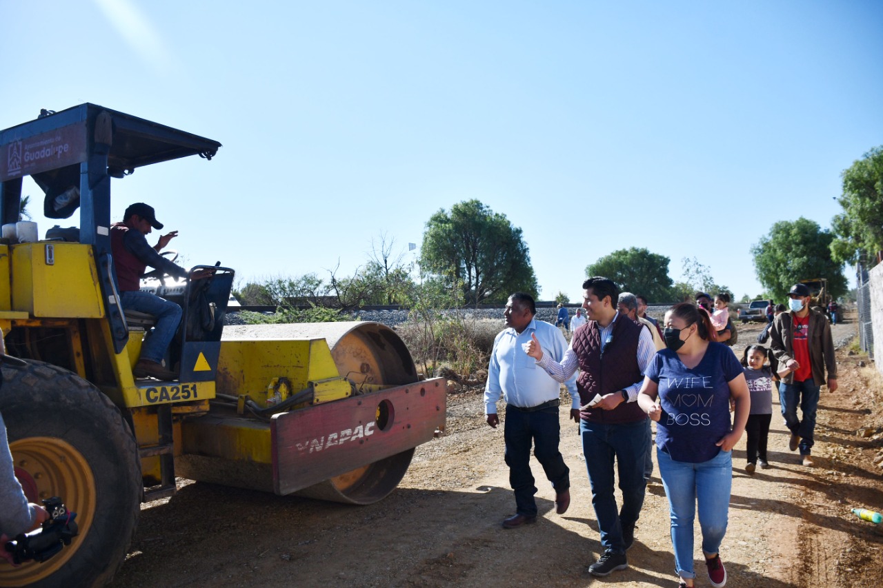 Supervisa Julio César Chávez rehabilitación de camino a Casas Coloradas