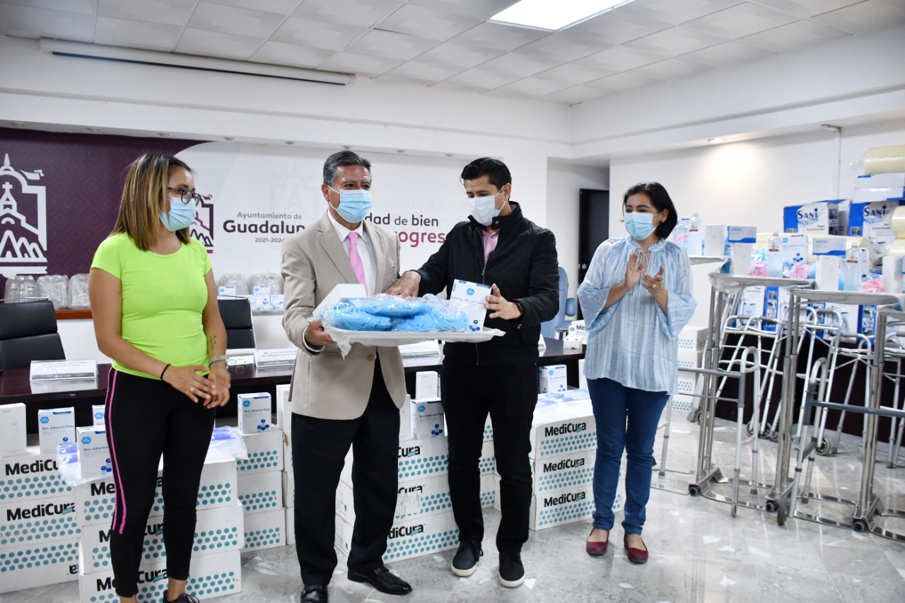 A instituciones de salud de Guadalupe y Zacatecas   Entrega Julio César Chávez equipo y material médico