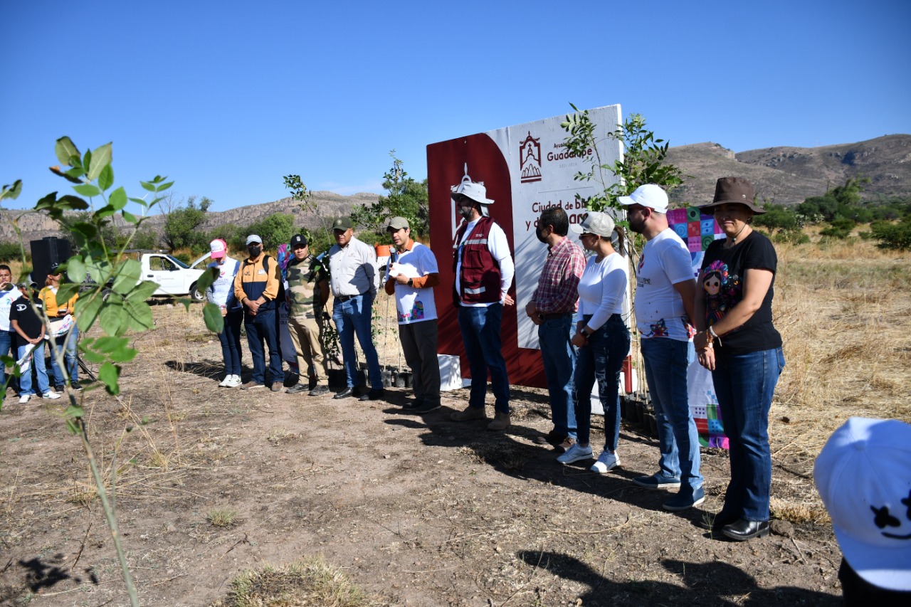Para conmemorar Día Mundial del Medio Ambiente   Encabeza Julio César Chávez forestación en Parque Constituyentes