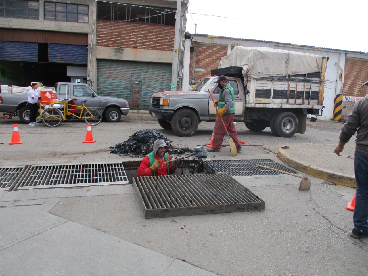 BACHEO, LIMPIEZA Y DESAZOLVES; TRABAJOS EN LAS CALLES DE LA CAPITAL NO SE DETIENEN