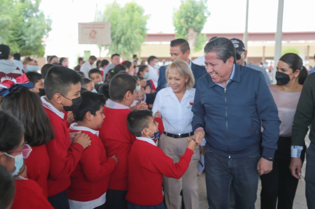Beneficia Gobernador David Monreal Ávila a escuelas y niños loretenses con material, uniformes, mochilas y útiles escolares