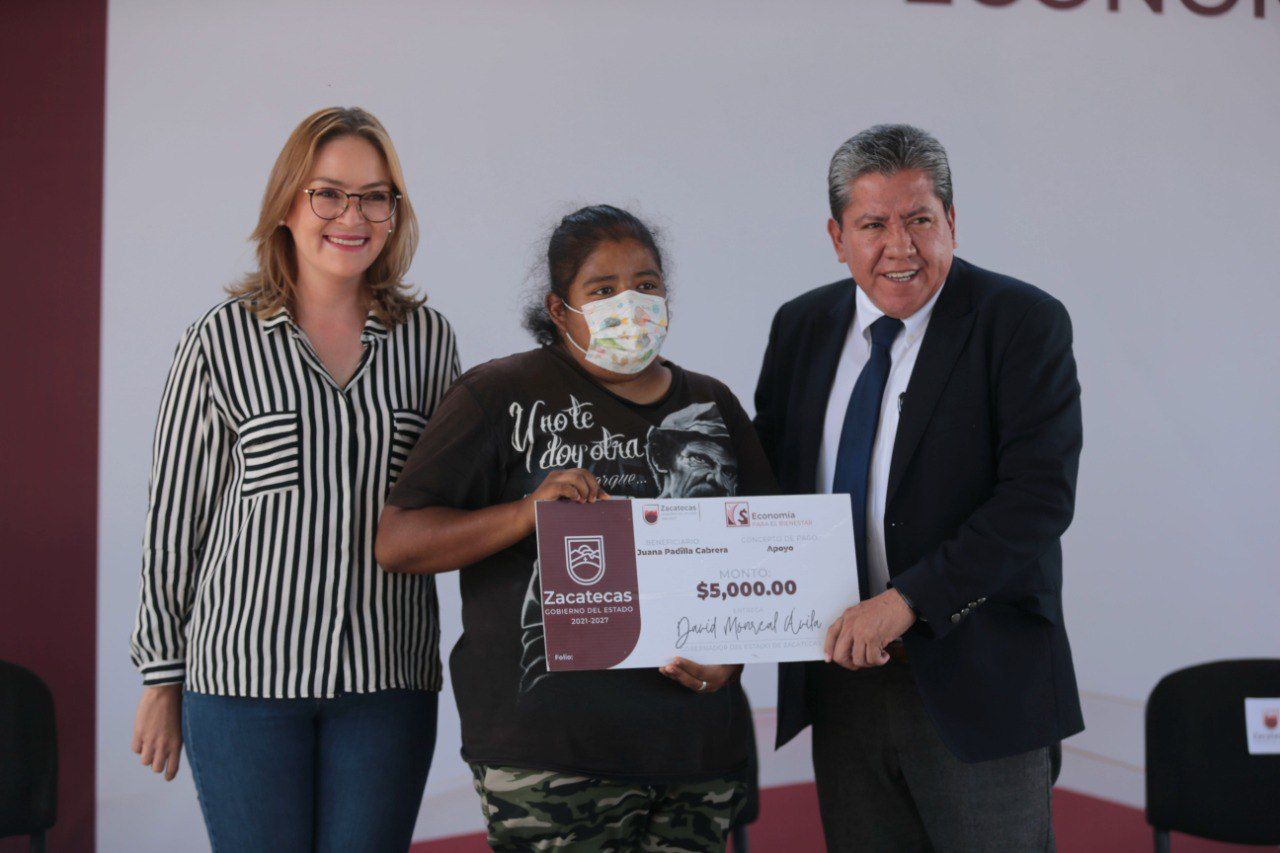 David Monreal : Profeta en Su Tierra, apoya a su gente con la que compartió el trabajo de un mercado