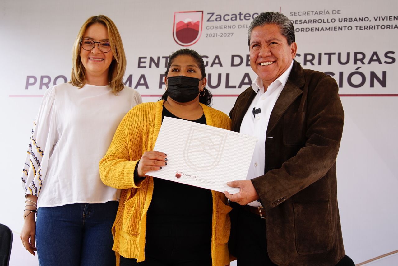 Entrega Gobernador David Monreal Ávila escrituras a familias de Pánuco
