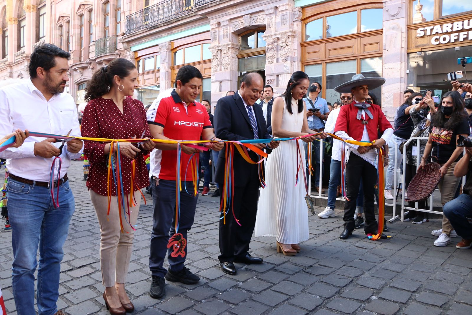 Una fiesta de color, música y bailes invadió las calles de la capital con la inauguración del Festival Zacatecas del Folclor Internacional 2022