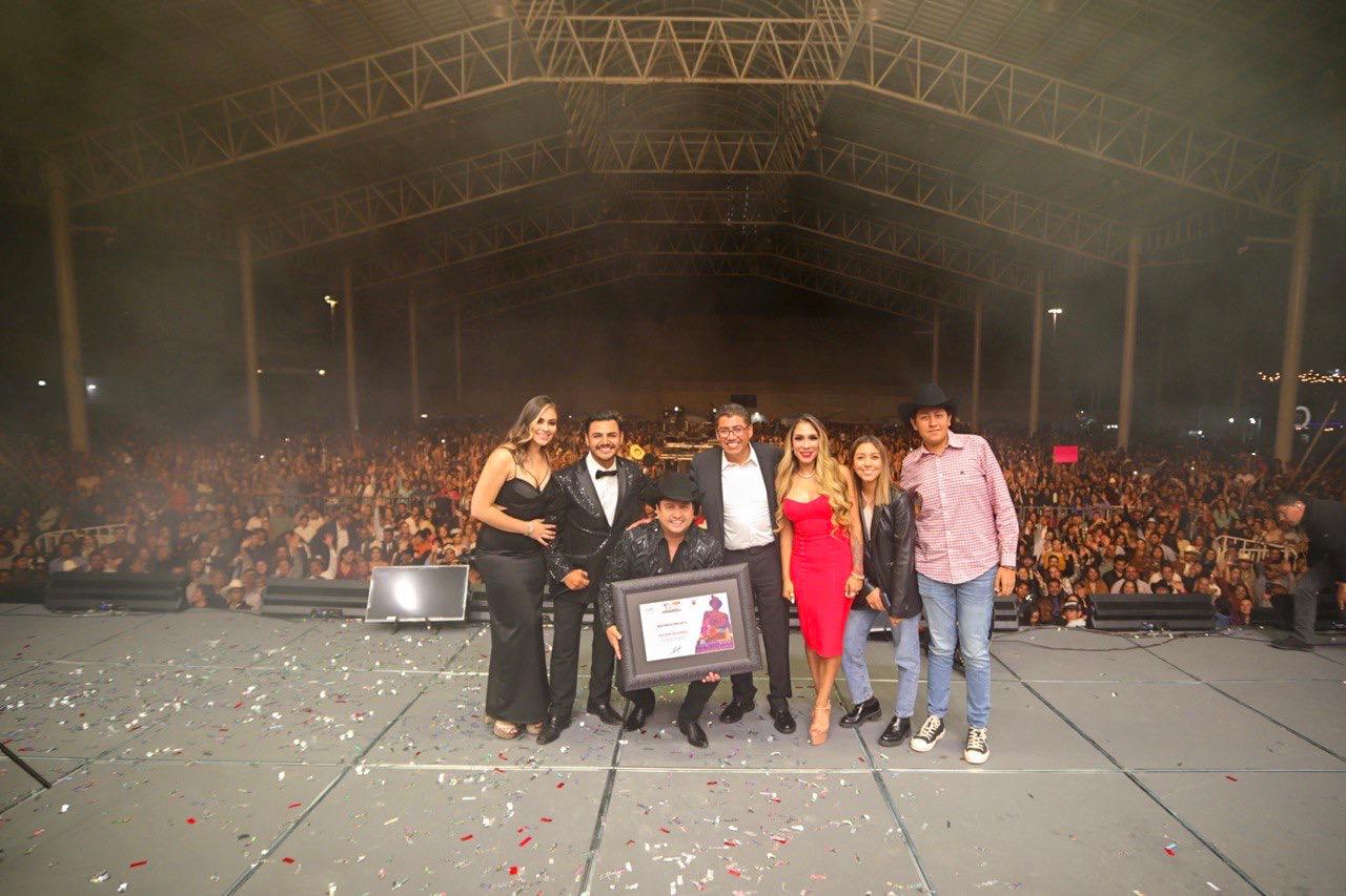 LLENO TOTAL EN EL INICIO LA FENAFRE CON JULIÓN ÁLVAREZ