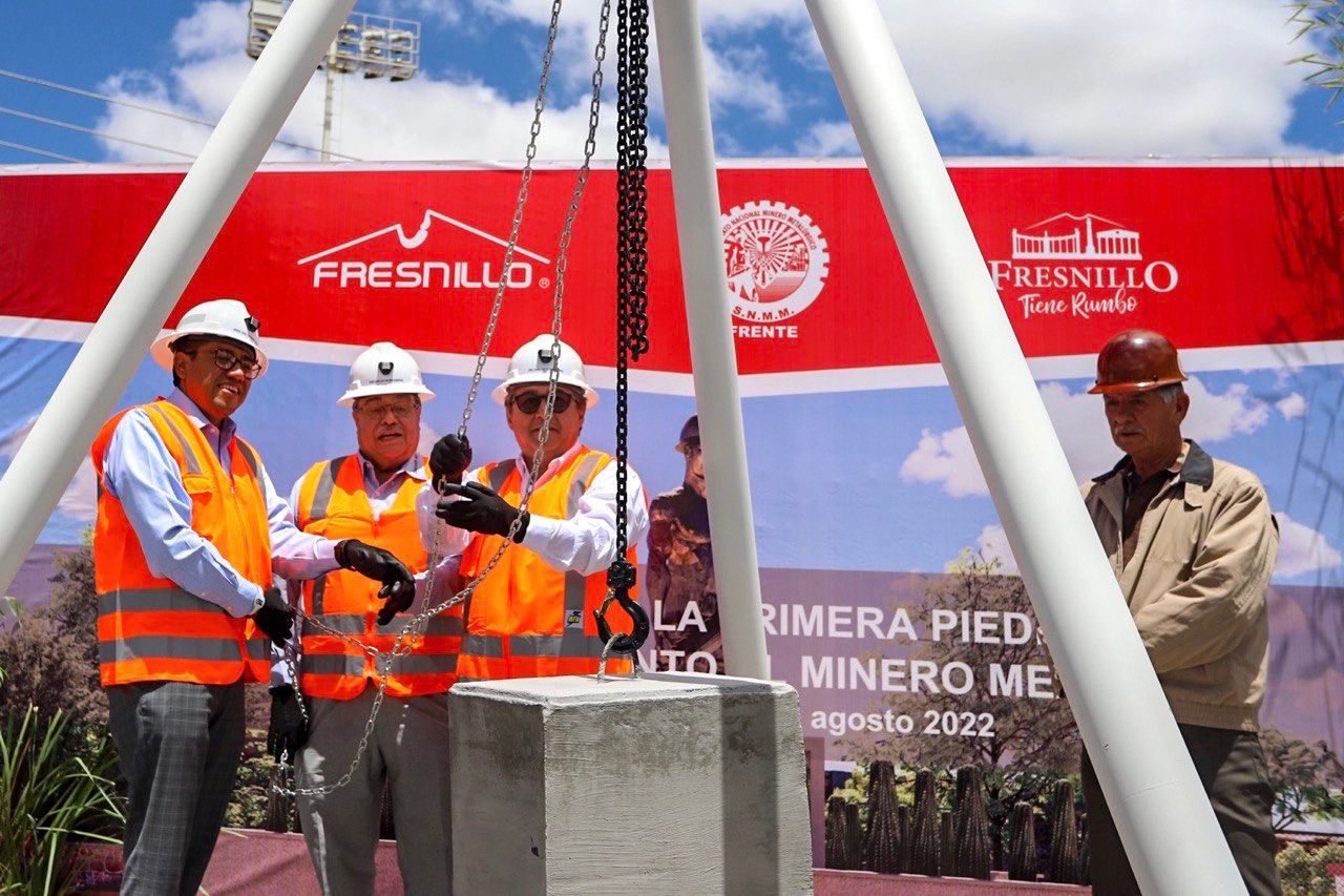 COLOCAN LA PRIMERA PIEDRA DE LA REUBICACIÓN DEL MONUMENTO AL MINERO
