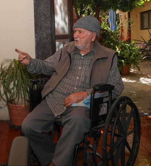 A sus 103 años, Don Bernardo Flores recibe una nueva silla de ruedas de parte del Gobernador David Monreal