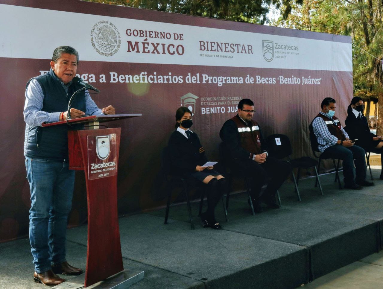 Al fortalecer la educación como instrumento para la transformación, Gobernador David Monreal y Gobierno de México entregan 563 becas en Pánfilo Natera
