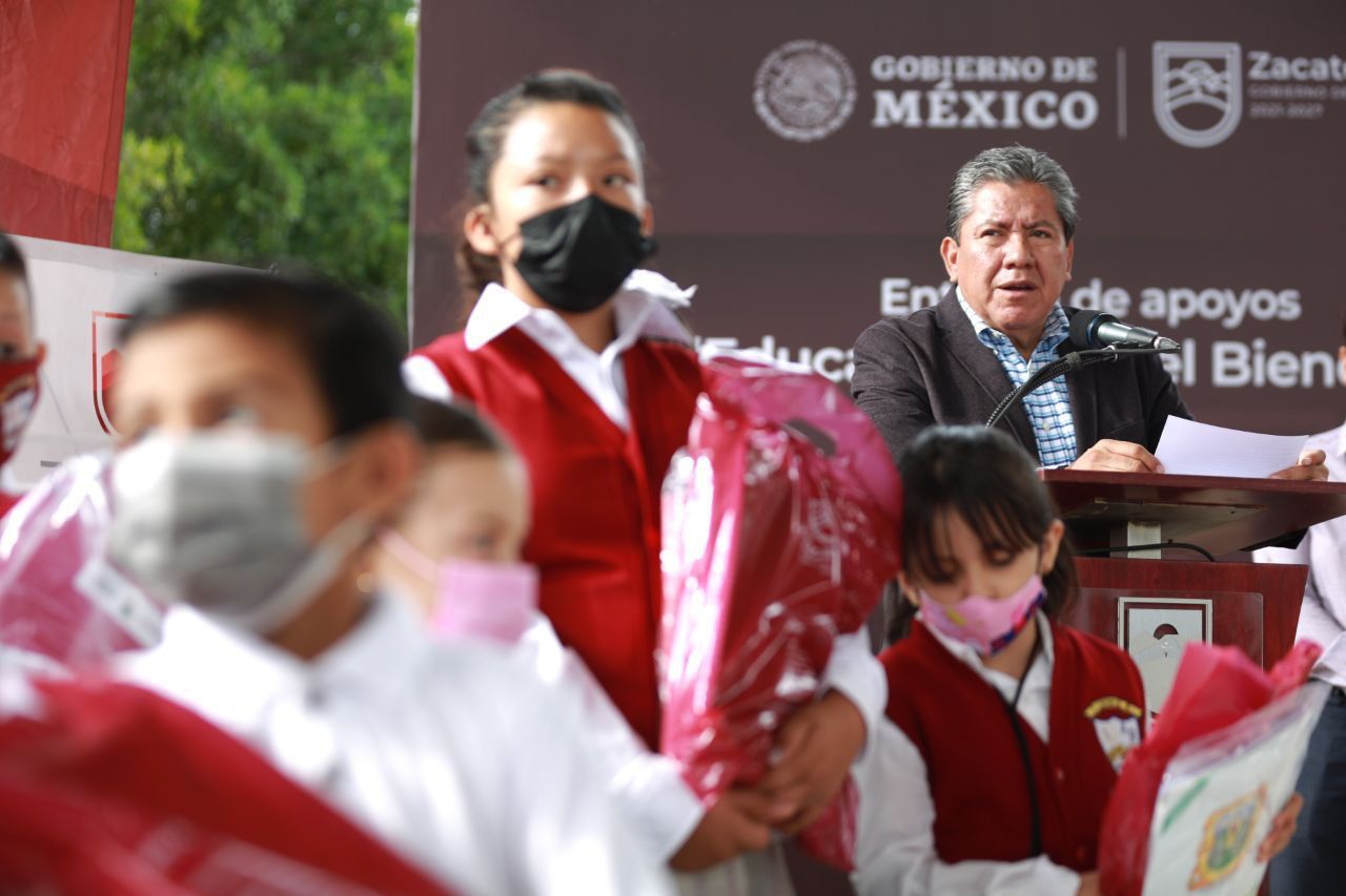 Comienza Gobernador David Monreal Programa Educación para el Bienestar con reparto de uniformes y paquetes escolares