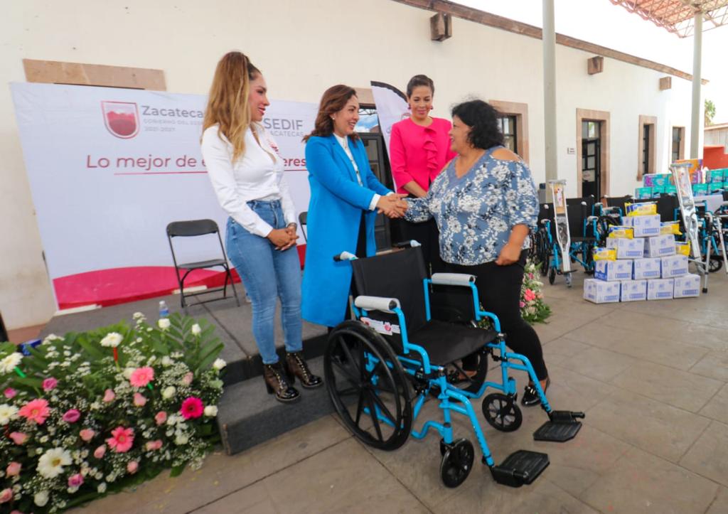 Responde DIF estatal a necesidades de las y los fresnillenses; les entrega apoyos sociales