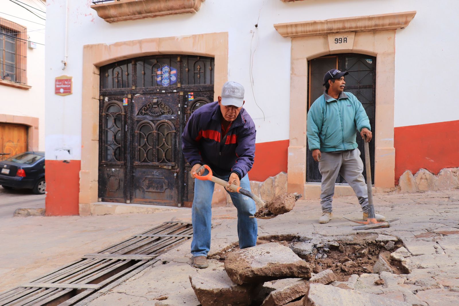 TRABAJA SERVICIOS PÚBLICOS EN BACHEO REGULAR E IRREGULAR EN LA CAPITAL