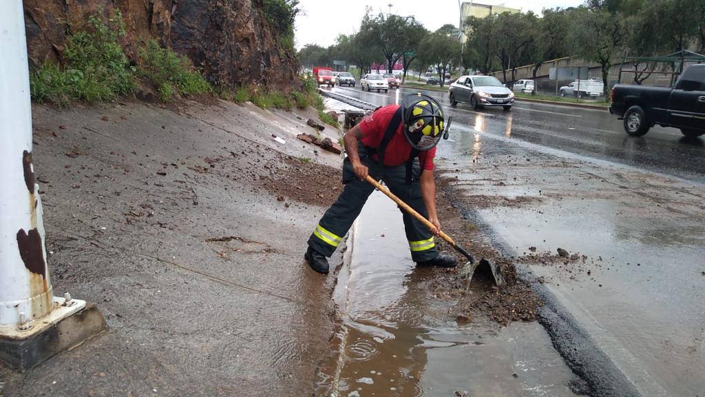ATIENDEN DE MANERA CONJUNTA DAÑOS PROVOCADOS POR TROMBA CAÍDA EN LA CAPITAL