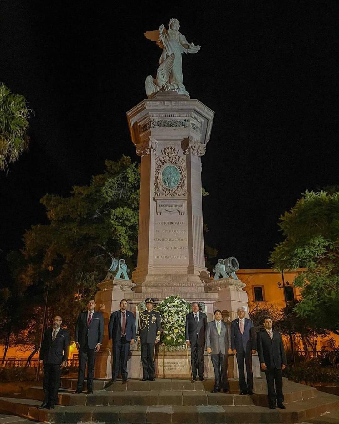 ACOMPAÑA JORGE MIRANDA AL GOBERNADOR DAVID MONREAL A GUARDIA DE HONOR