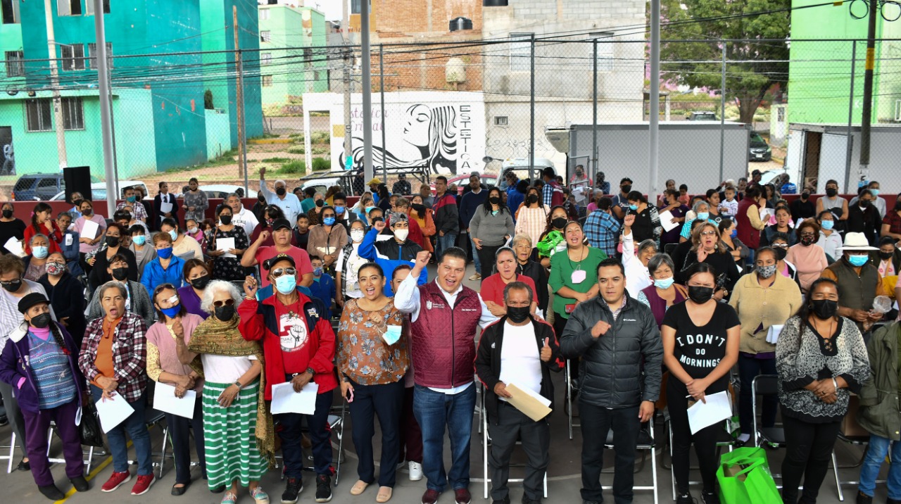 Entrega Julio César Chávez apoyos alimentarios en Gavilanes