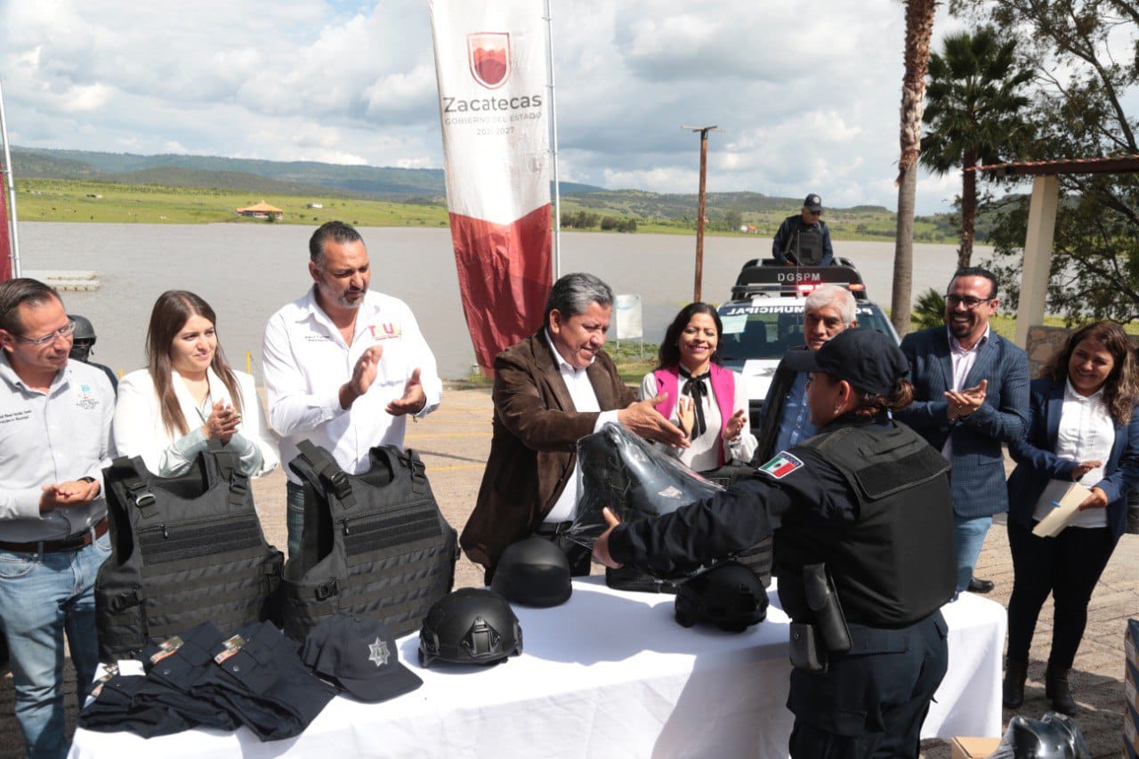 Equipa Gobernador David Monreal a policías municipales del sur y norte de Zacatecas; la inversión es de casi 10 mdp