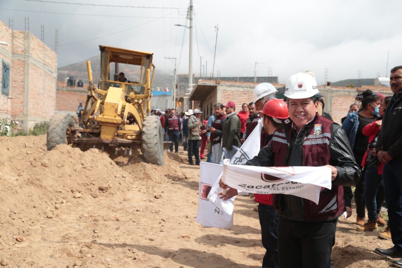 Lleva Gobernador David Monreal Plan de Rescate Carretero y de Calles a Pinos