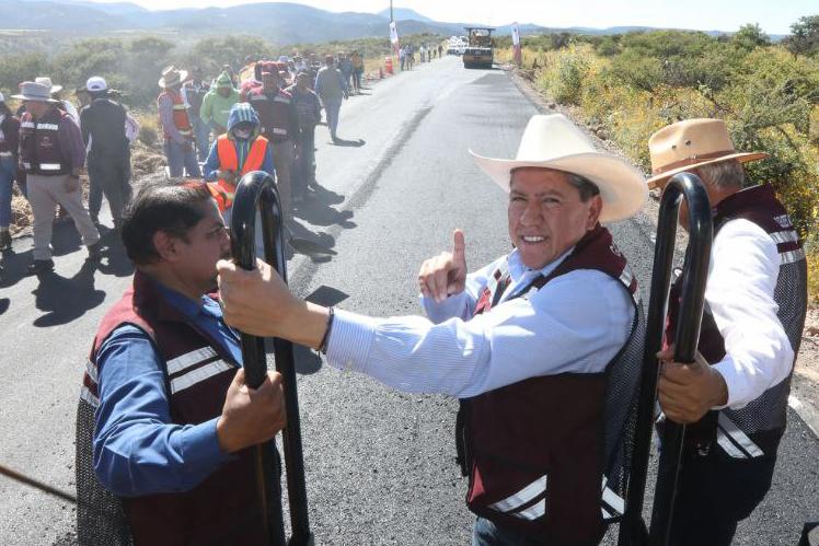Cumple Gobernador David Monreal Ávila al pueblo de Chalchihuites con el rescate de sus carreteras