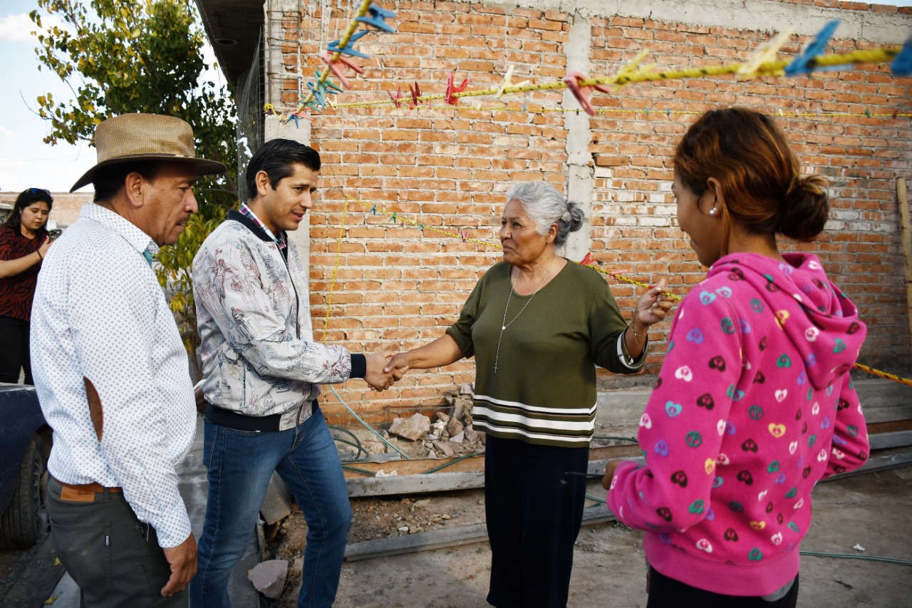 En la colonia Che Guevara   Supervisa Julio César Chávez obra de construcción de banquetas y guarniciones