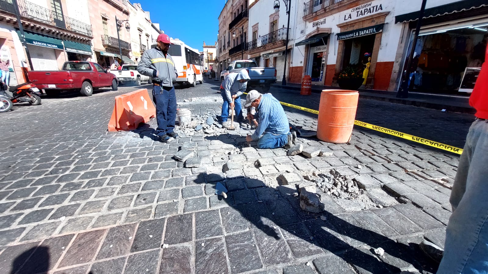 AVANZA PROGRAMA DE BACHEO EN LAS COLONIAS DE LA CAPITAL