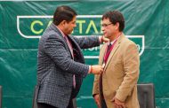 RECIBE JUAN JOSÉ MACÍAS LA  MEDALLA AL MÉRITO  POÉTICO “ROBERTO CABRAL  DEL HOYO”�