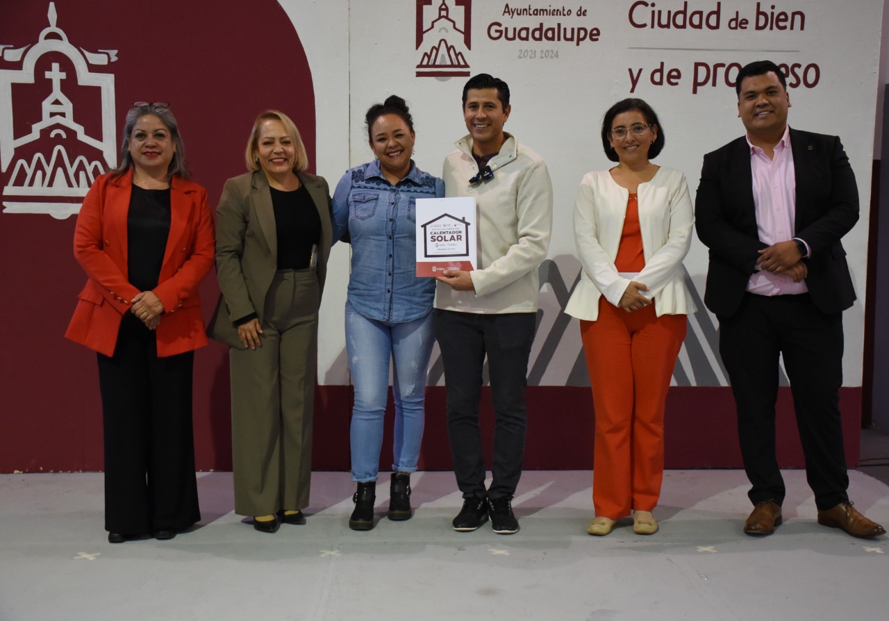 Entrega Julio César Chávez 300 calentadores solares
