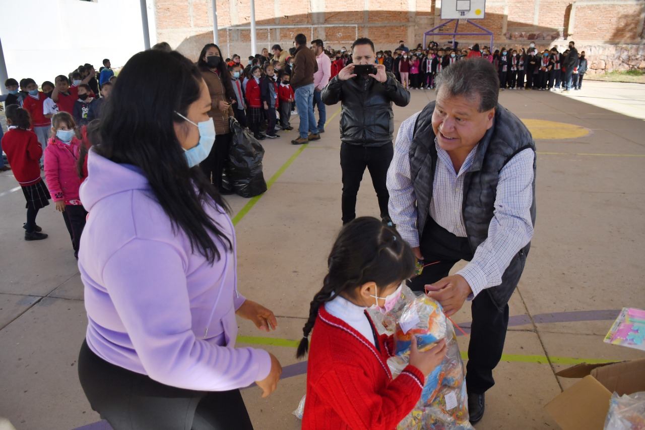 Por iniciativa del alcalde, Julio César Chávez Llevan posadas a escuelas de Guadalupe