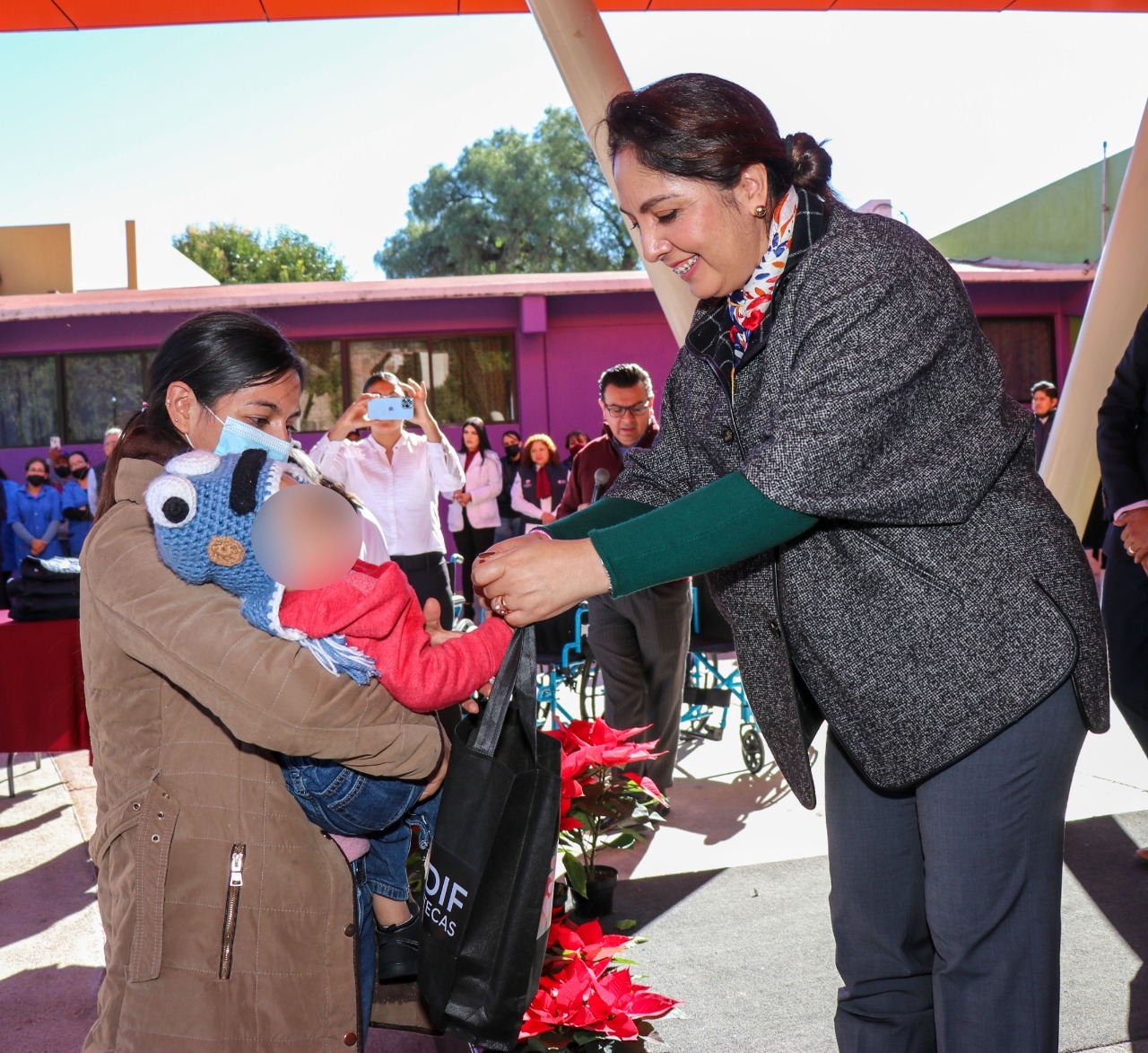 Entrega Gobierno de Zacatecas, a través del SEDIF, aparatos auditivos y funcionales a pacientes del CREE