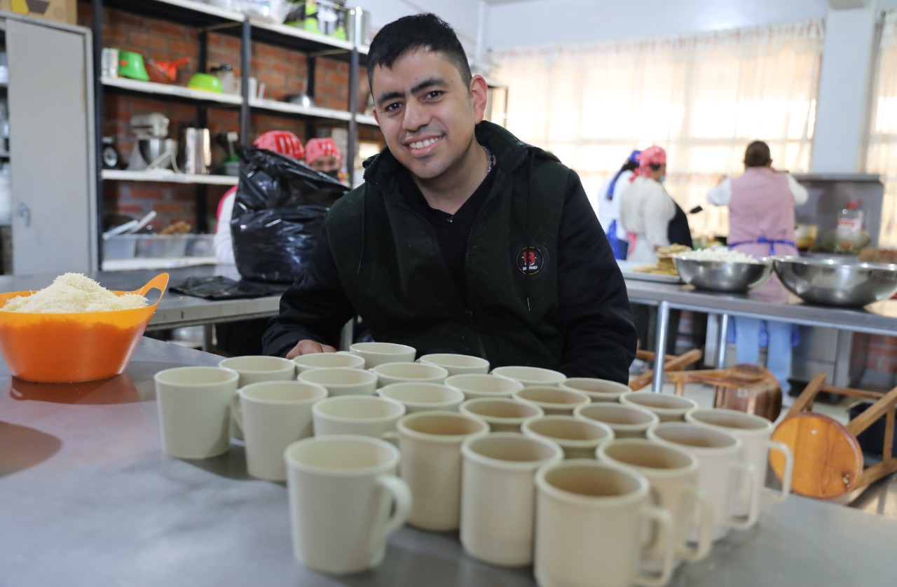 Juan Gerardo, un chef con discapacidad intelectual que prepara salmón al mojo de ajo