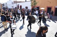 Lucido Desfile de Danzas, Bandas y Autos Clásicos