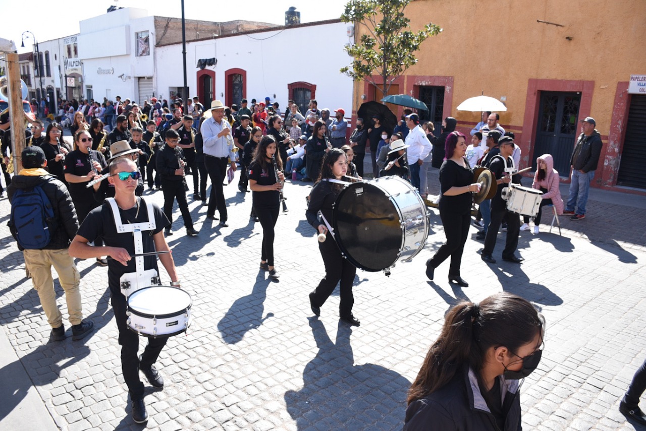 Lucido Desfile de Danzas, Bandas y Autos Clásicos