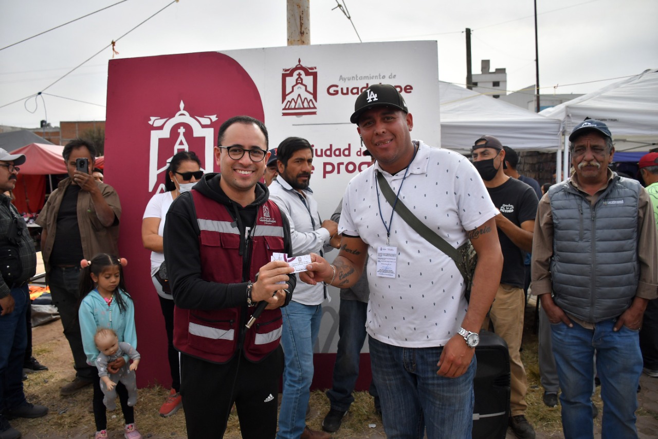 Beneficia Julio César Chávez a 100 tianguistas guadalupenses con depósitos de agua