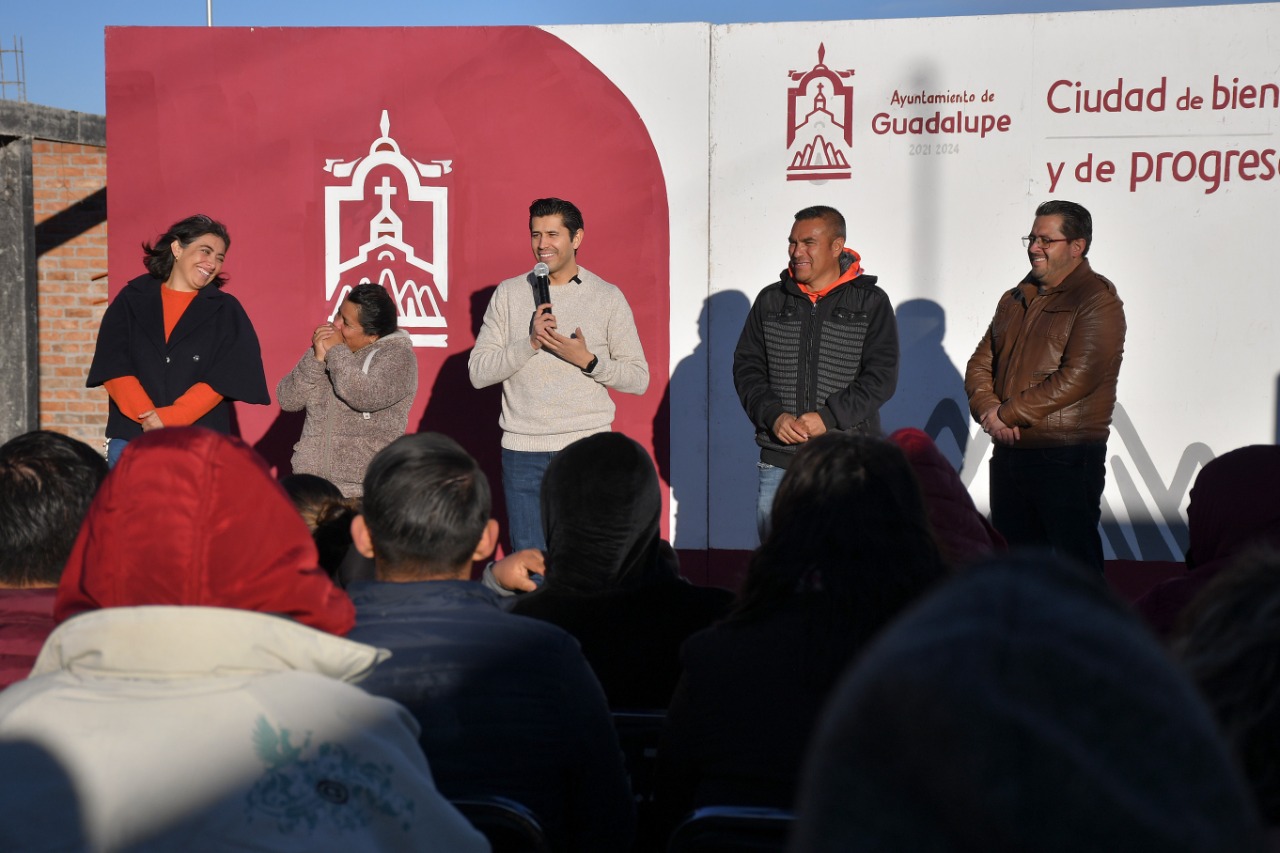 En la comunidad de Cieneguitas Entrega Julio César Chávez banquetas y guarniciones en calles de la Che Guevara