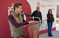 Entrega Julio César Chávez banquetas y guarniciones en Fraccionamiento Culturas