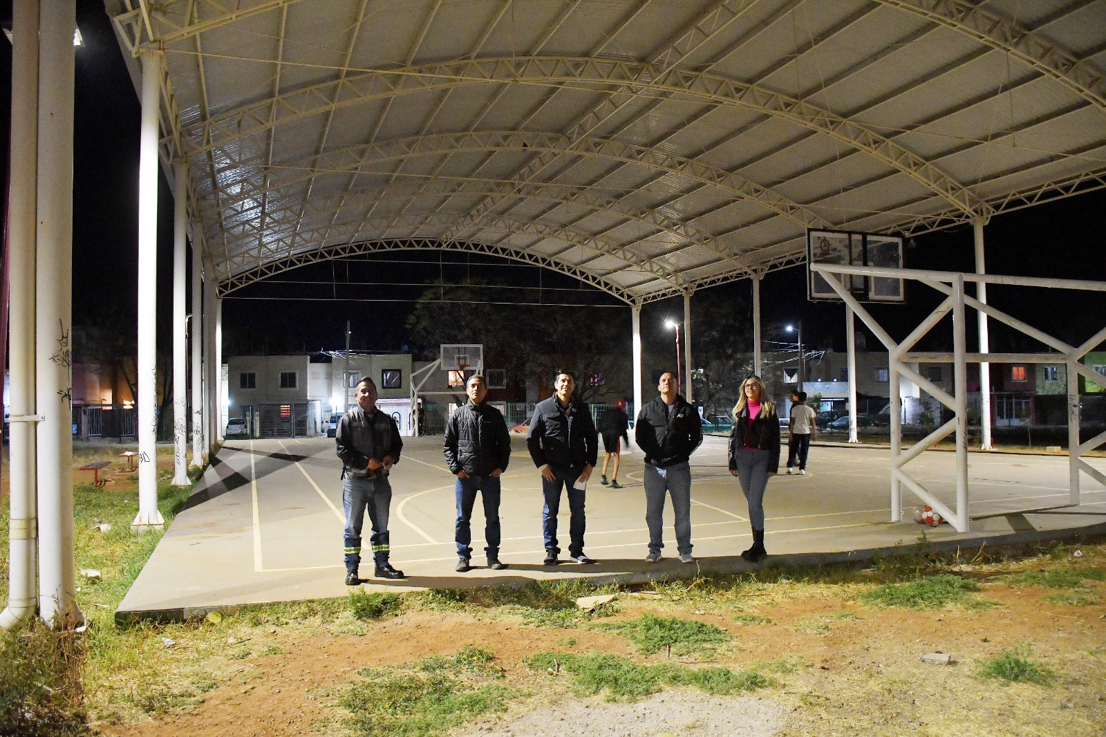 Supervisa Julio César Chávez instalación de luminarias solares en espacios públicos