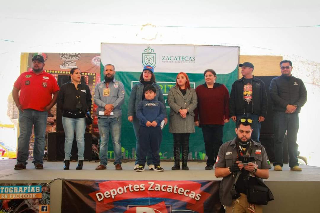 CELEBRA EL AYUNTAMIENTO EL DÍA NACIONAL DE AUTOS ANTIGUOS CON UNA GRAN EXHIBICIÓN