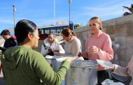 Entrega Susy Solís desayunos a personas vulnerables