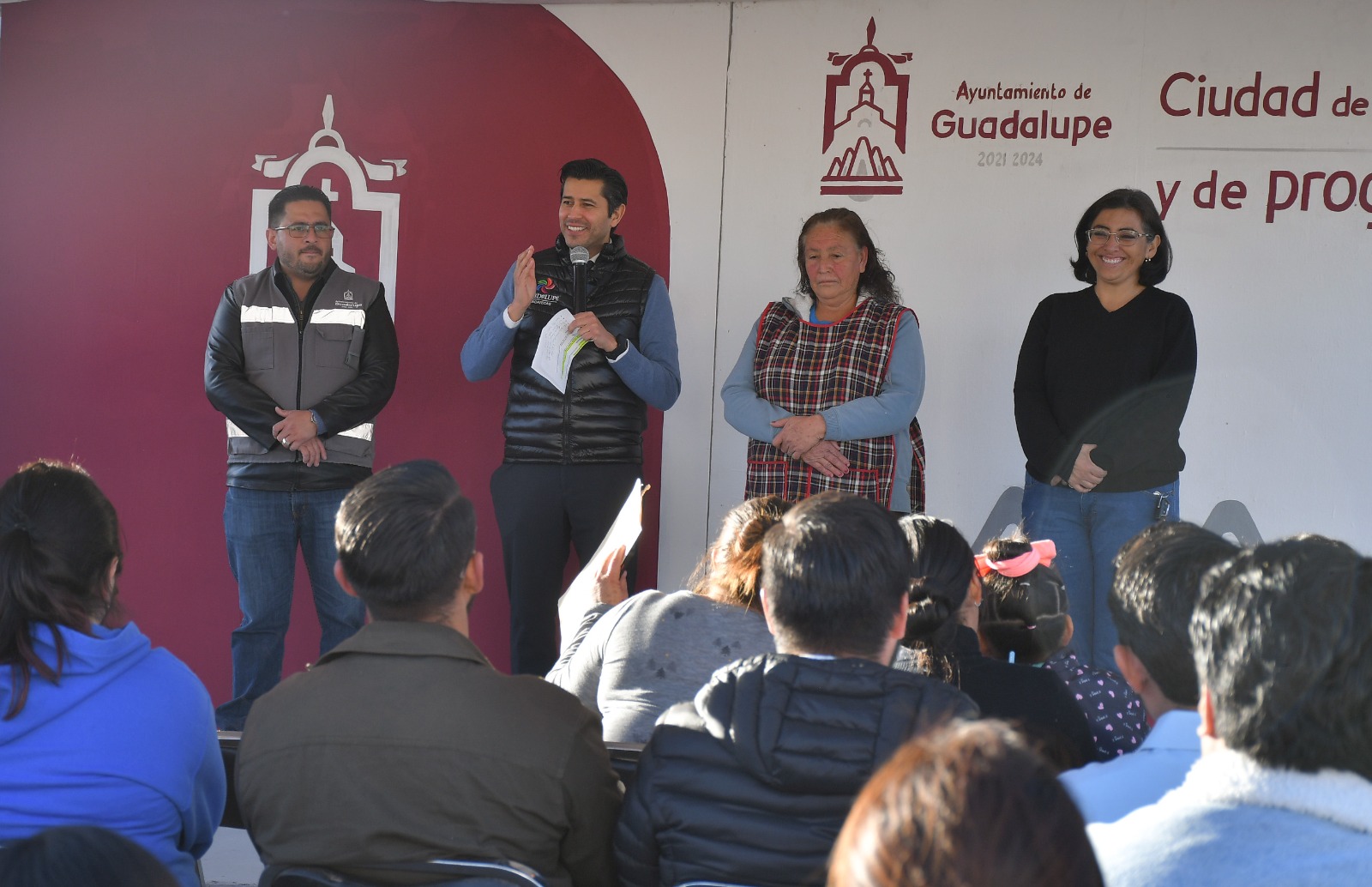 Entrega Julio César Chávez guarniciones y banquetas en Colonia Progresistas