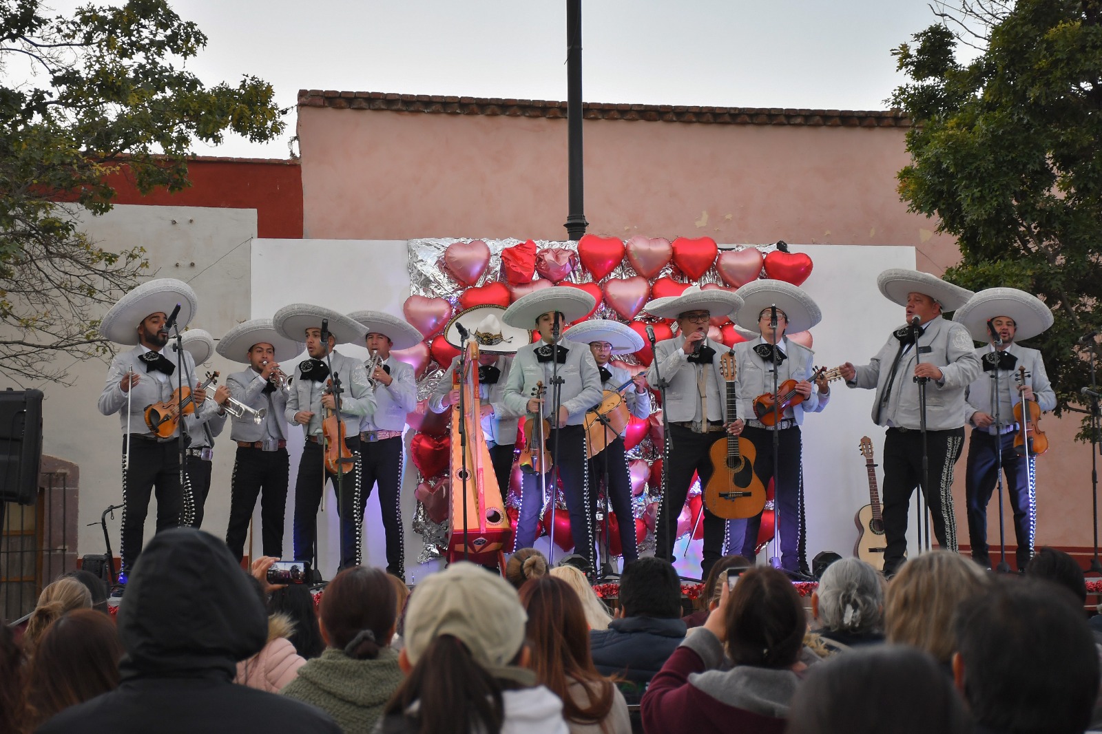 En el Jardín Juárez  Celebran guadalupenses, Día del Amor y la Amistad