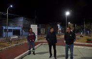 En el Parque de la Colonia Conquistadores Supervisa Julio César Chávez instalación de luminarias solares