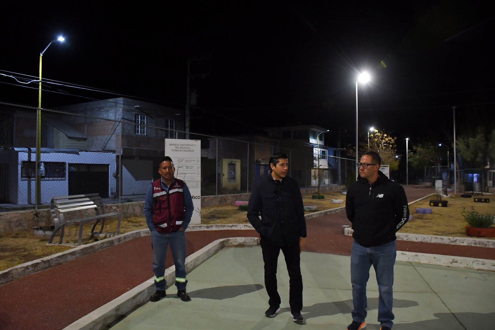 En el Parque de la Colonia Conquistadores Supervisa Julio César Chávez instalación de luminarias solares