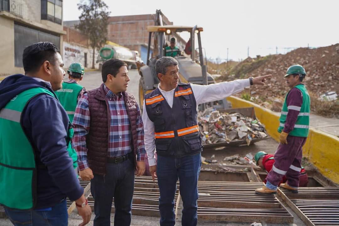 SUPERVISA ALCALDE LA REHABILITACIÓN DE OBRAS DE ALCANTARILLADO EN LA VIALIDAD LAS SIRENAS
