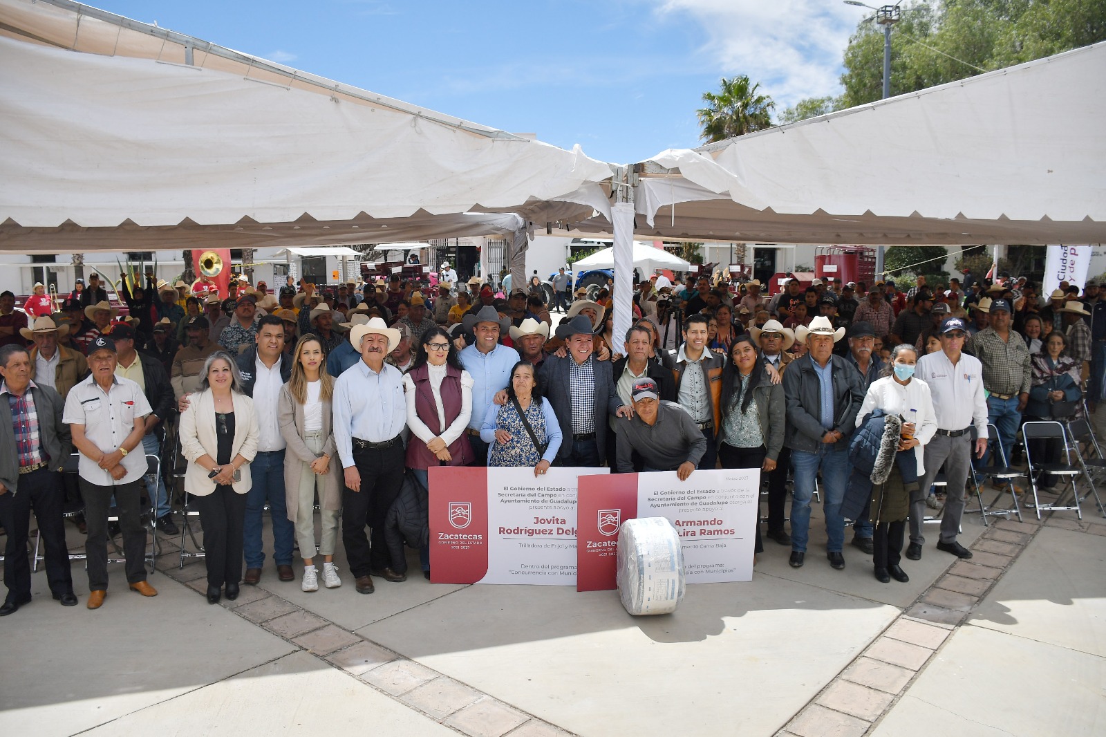 Entregan Gobernador David Monreal y Alcalde Julio César Chávez, implementos agrícolas a productores guadalupenses