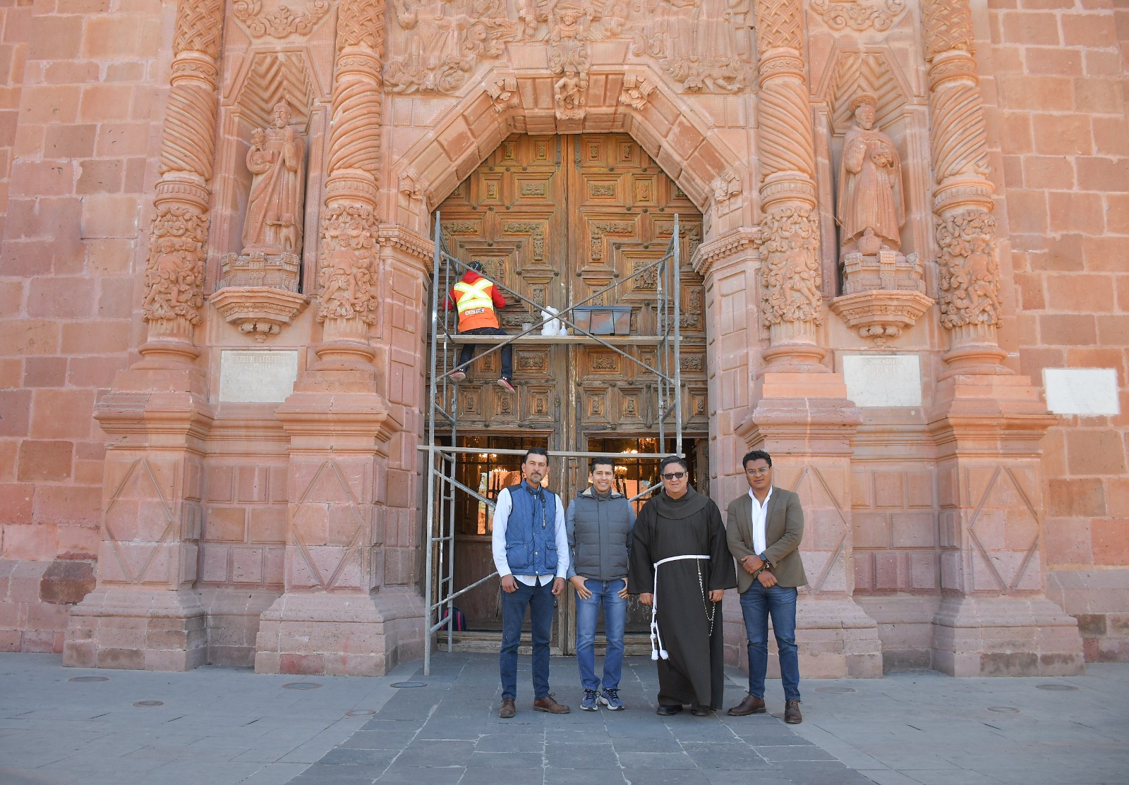 Supervisa Julio César Chávez rehabilitación de la puerta del convento de Guadalupe