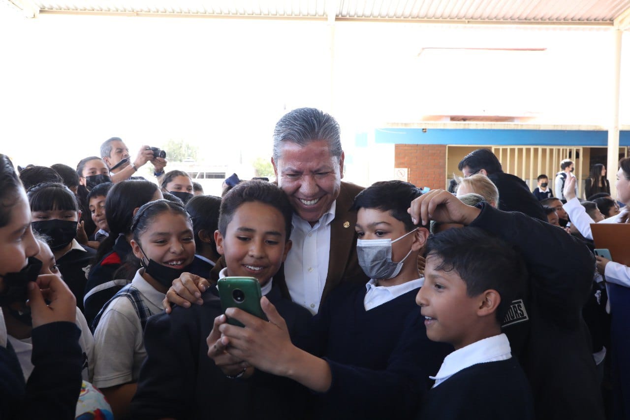 Entrega Gobernador David Monreal Ávila aulas y apoyos educativos en Calera