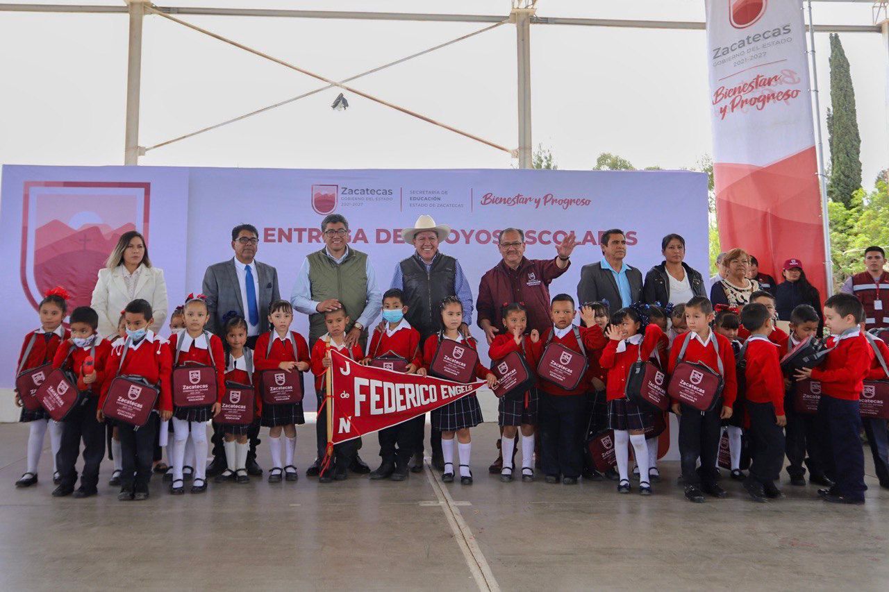 ENTREGAN APOYOS EDUCATIVOS EN RANCHO GRANDE