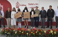 Entrega Julio César Chávez equipo de cómputo en Cetis 113