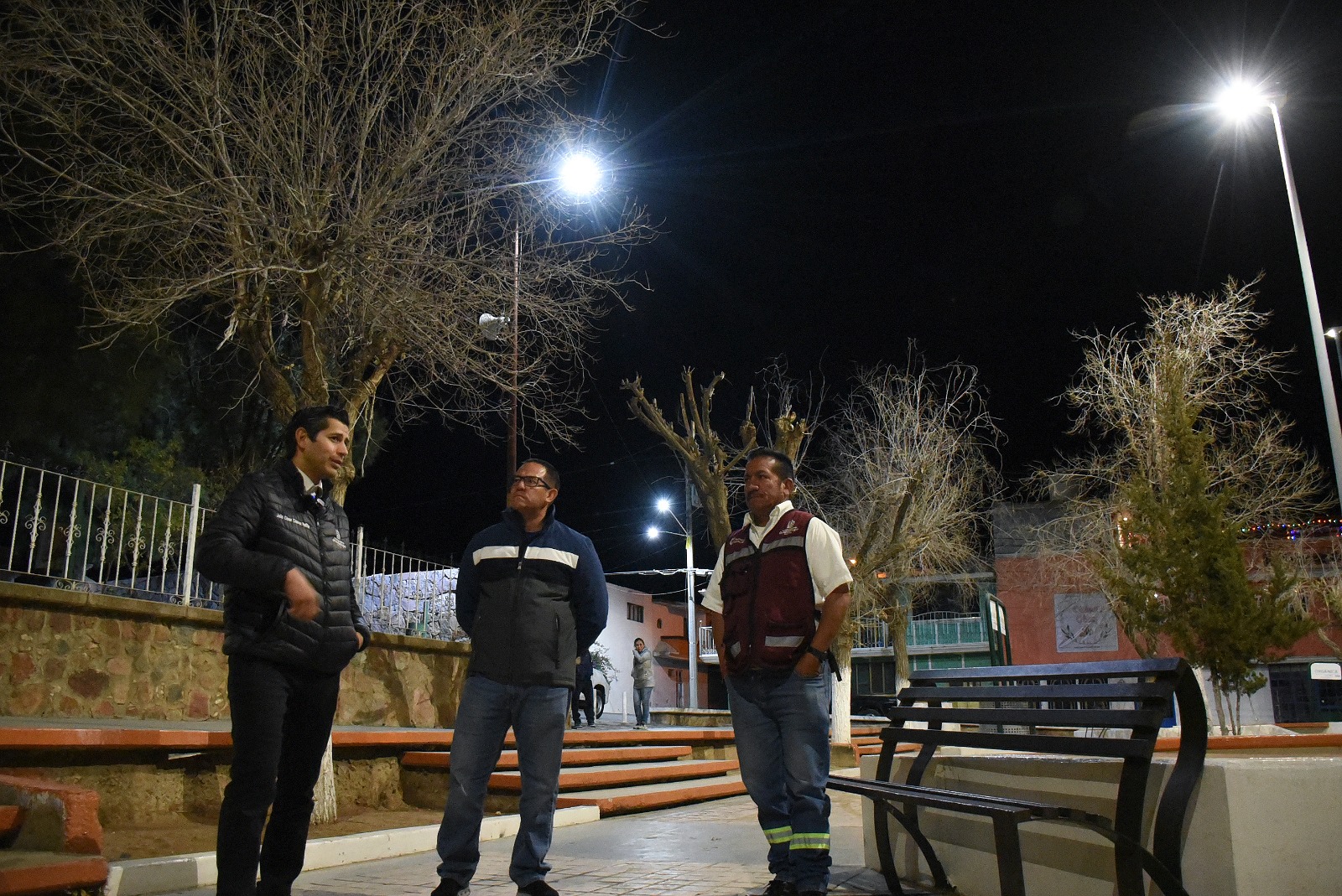 Supervisa Julio César Chávez instalación de luminarias solares en jardín de Zóquite