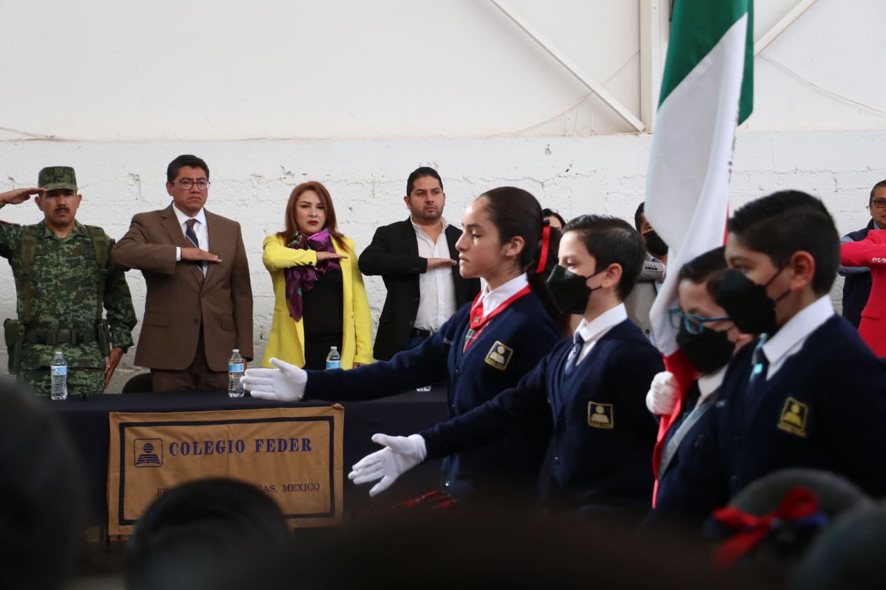 REALIZAN HONORES AL LÁBARO PATRIO EN EL COLEGIO FEDER