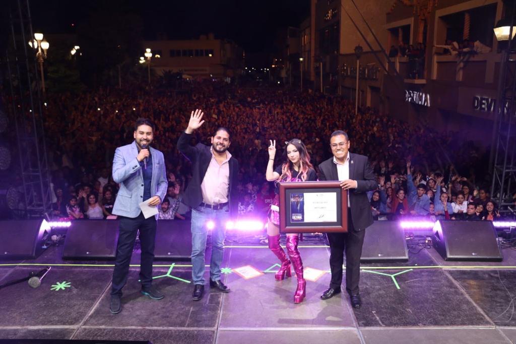 ABARROTA PATY CANTÚ LA AVENIDA HIDALGO EN EL INICIO DEL FESTIVAL CULTURAL FRESNILLO